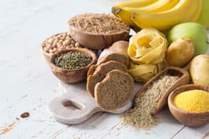 A parte de la azúcar de mesas, los hidratos de carbono simples se encuentran en las frutas, las verduras, la miel y en algunos cereales.