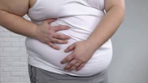 El sobrepeso y la obesidad pueden causar hígado graso.