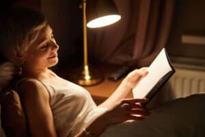 Es importante seguir una rutina que te ayude a desconectarse antes de dormir como leer un libro.