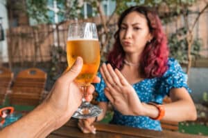 Consumir alcohol también puede empeorar la enfermedad por hígado graso no alcohólico.