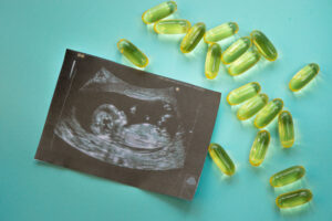 La suplementación de ácido fólico, hierro, calcio, vitamina D y omega-3 puede ser necesaria durante el embarazo. 