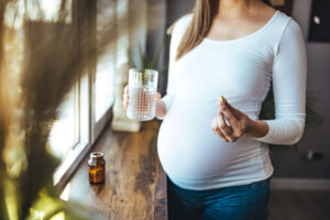 La única recomendación oficial de suplementación durante el embarazo consiste en tomar hierro y ácido fólico. 